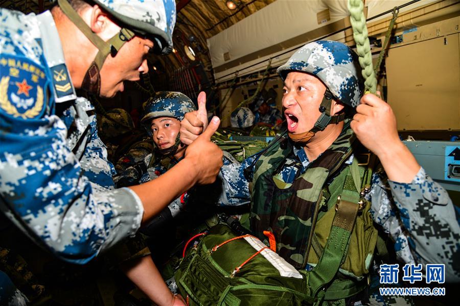 （在習近平強軍思想指引下·我們在戰(zhàn)位報告·圖文互動）（3）朵朵傘花綻放，勝戰(zhàn)精兵天降——空降兵部隊某旅教導員余海龍帶領(lǐng)官兵傳承黃繼光精神記事