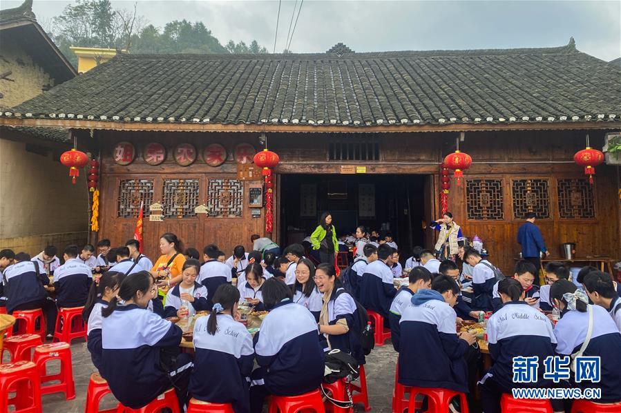 （在習(xí)近平新時代中國特色社會主義思想指引下——新時代新作為新篇章·習(xí)近平總書記關(guān)切事·圖文互動）（2）精準(zhǔn)扶貧7年，十八洞村“長”出10余種新職業(yè)