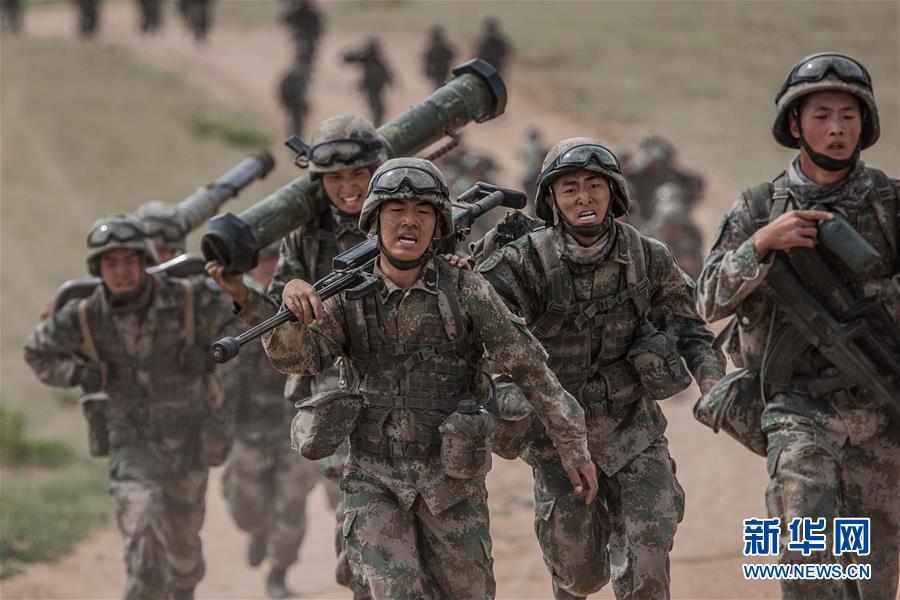 （新華全媒頭條·圖文互動）（13）沿著中國特色強軍之路闊步前進——黨中央、中央軍委領(lǐng)導(dǎo)推進國防和軍隊建設(shè)70年紀實