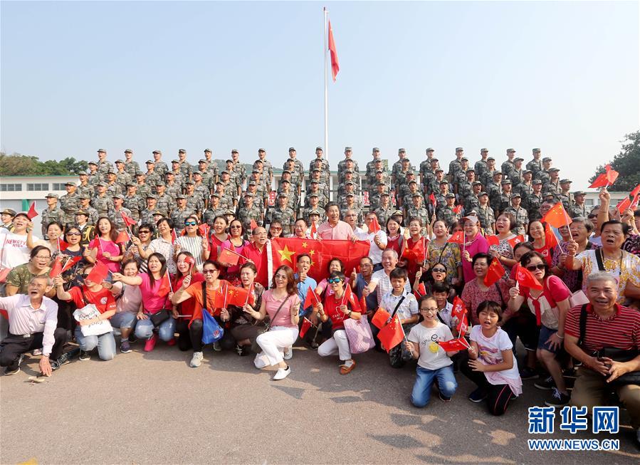 （圖文互動）（4）“我和我的祖國，一刻也不能分割”——解放軍駐香港部隊與市民共同慶祝國慶70周年見聞