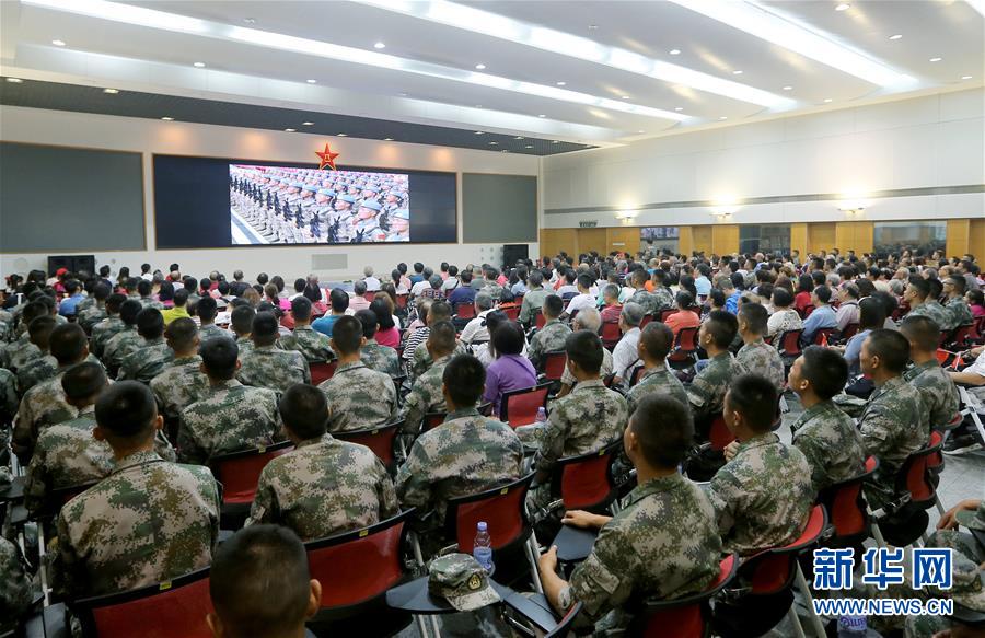 （圖文互動）（3）“我和我的祖國，一刻也不能分割”——解放軍駐香港部隊與市民共同慶祝國慶70周年見聞