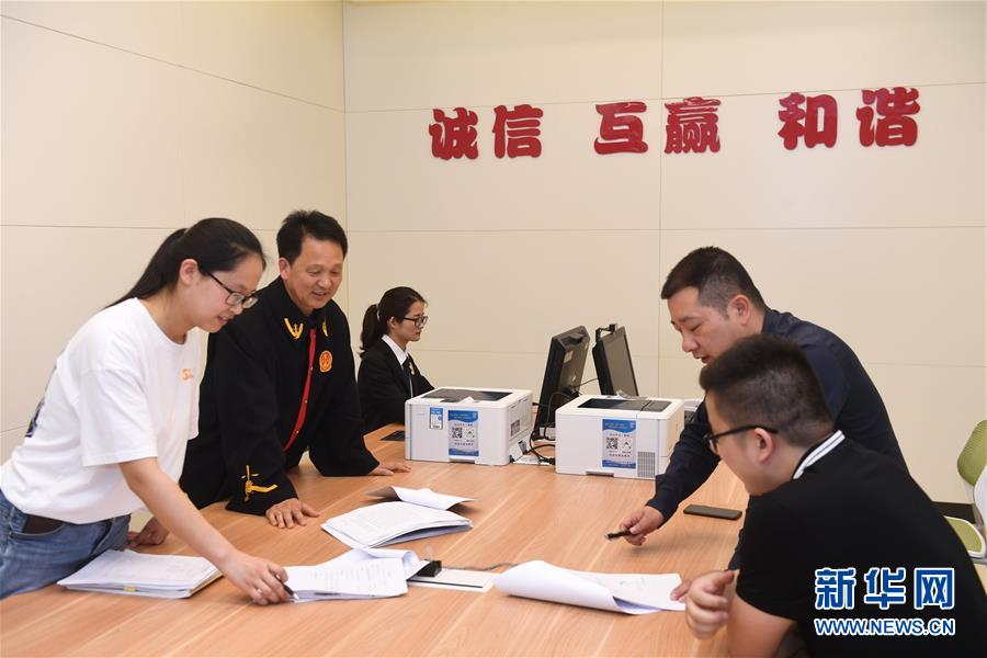 （新華全媒頭條·圖文互動）（8）開啟法治中國新時代——以習(xí)近平同志為核心的黨中央推進(jìn)全面依法治國紀(jì)實(shí)