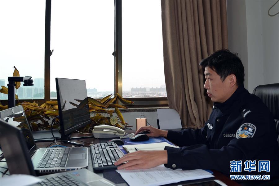 （習(xí)近平致敬的戰(zhàn)“疫”英雄·公安干警篇·圖文互動(dòng)）（8）他們，抗疫一線鑄警魂