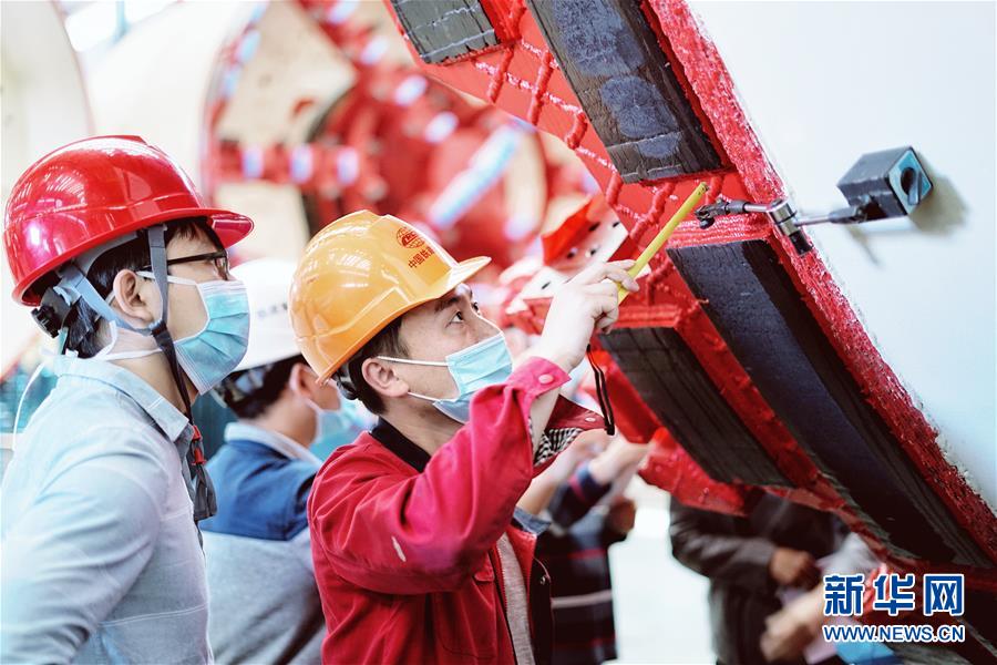（在習(xí)近平新時代中國特色社會主義思想指引下——新時代新作為新篇章·習(xí)近平總書記關(guān)切事·圖文互動）（1）最有力的支撐，最堅決的攀登——記錄奮戰(zhàn)在復(fù)工復(fù)產(chǎn)一線的科技工作者