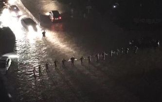 暴雨中的“最美人墻”找到了！
