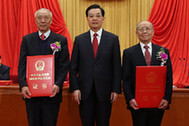 胡錦濤為獲得2012年度國(guó)家最高科學(xué)技術(shù)獎(jiǎng)的鄭哲敏院士、王小謨?cè)菏款C獎(jiǎng)