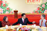 全國(guó)政協(xié)邀請(qǐng)已故黨外全國(guó)政協(xié)委員、知名人士夫人聯(lián)誼迎春 賈慶林出席