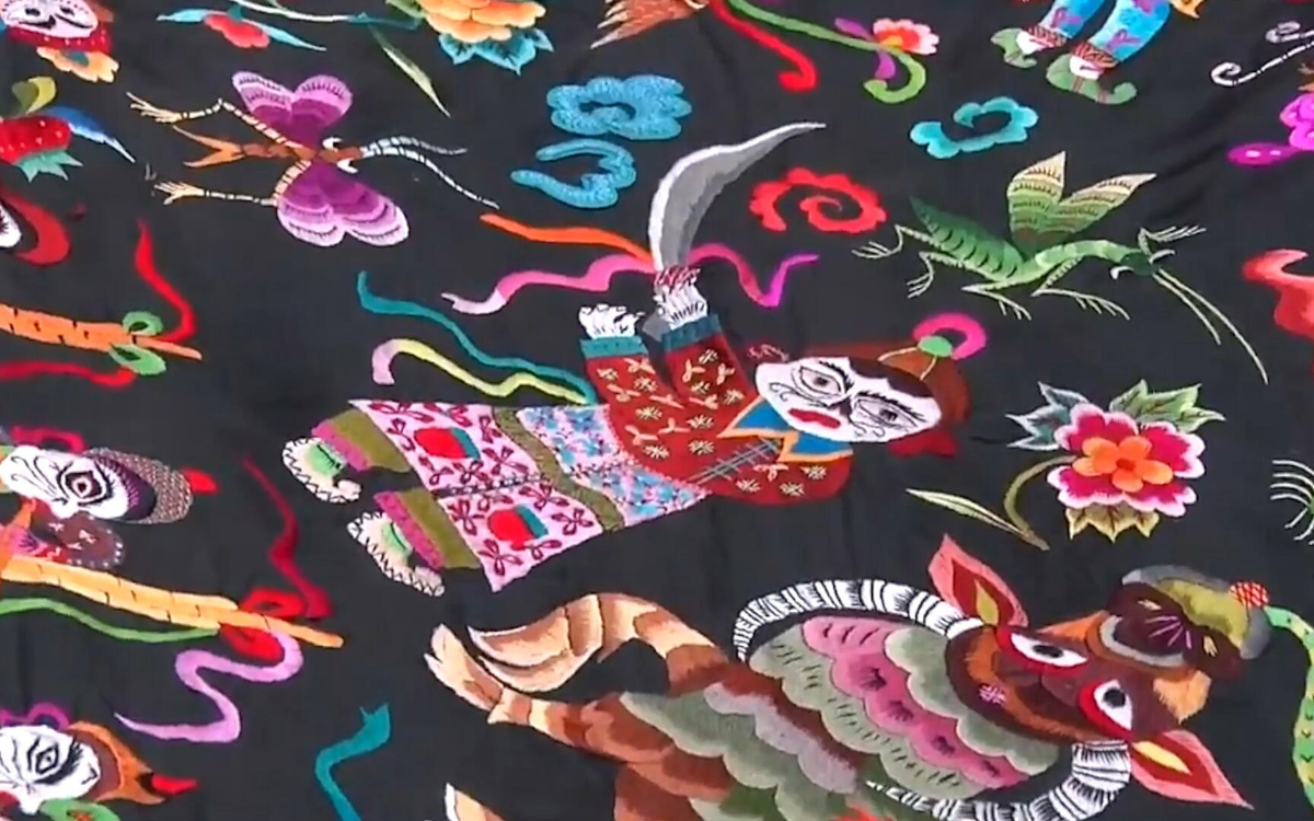 苗繡繡品慢慢得到市場(chǎng)認(rèn)可，回鄉(xiāng)的繡娘逐漸多了起來(lái)