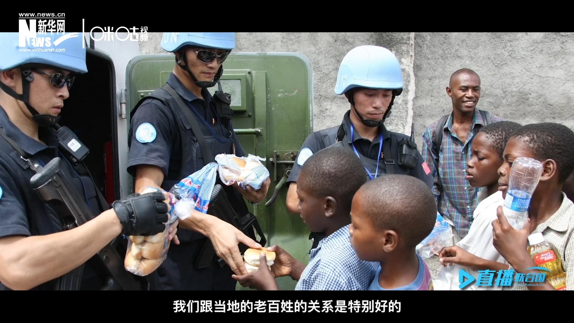 這群胸前印著五星紅旗的警察，在當?shù)孛癖娦睦镉兄恋榈榈姆萘?，也傳遞出許多的善意與感動。