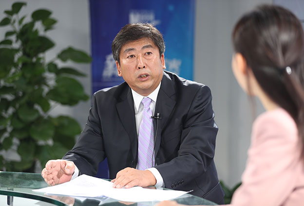 具體落在實(shí)處就是把方向，管大局，保落實(shí)