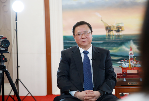 堅持黨的領(lǐng)導(dǎo)、加強(qiáng)黨的建設(shè)，是國有企業(yè)的光榮傳統(tǒng)。