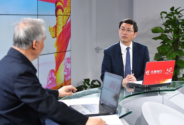您再給我們梳理一下，黨章中有關(guān)“基本路線”的修改情況。