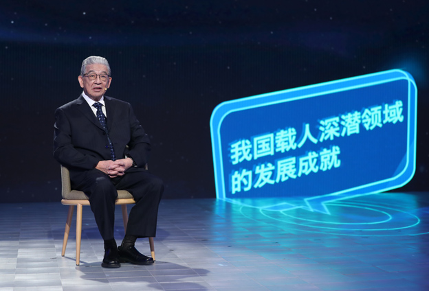 抱著要建造先進(jìn)的海軍裝備保家衛(wèi)國的心愿，考入了交通大學(xué)造船系