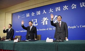 尚福林、劉士余和項(xiàng)俊波向記者揮手致意