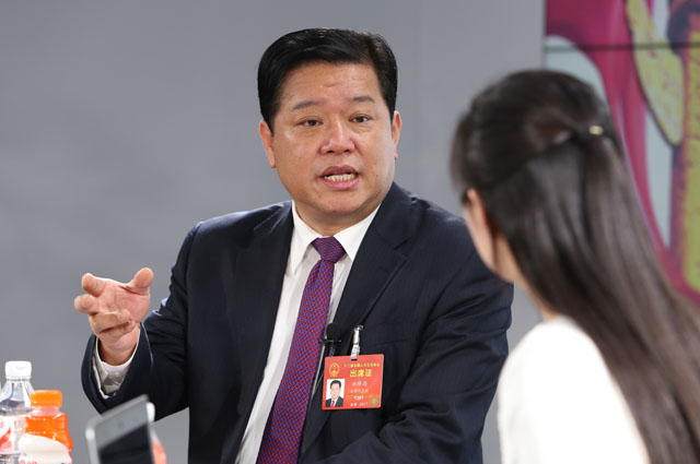 一絲不茍摘窮帽，全力以赴拔窮根