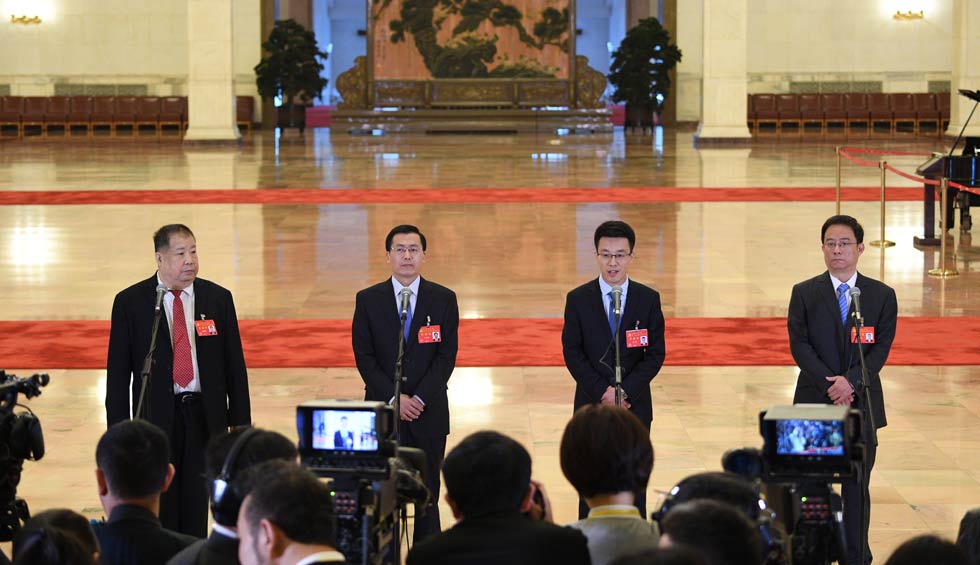 凌解放、王立平、徐川、黃一兵接受采訪