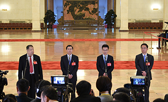 凌解放、王立平、徐川、黃一兵代表接受采訪