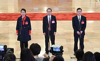 姜妍、康紅普、劉宗富代表接受采訪