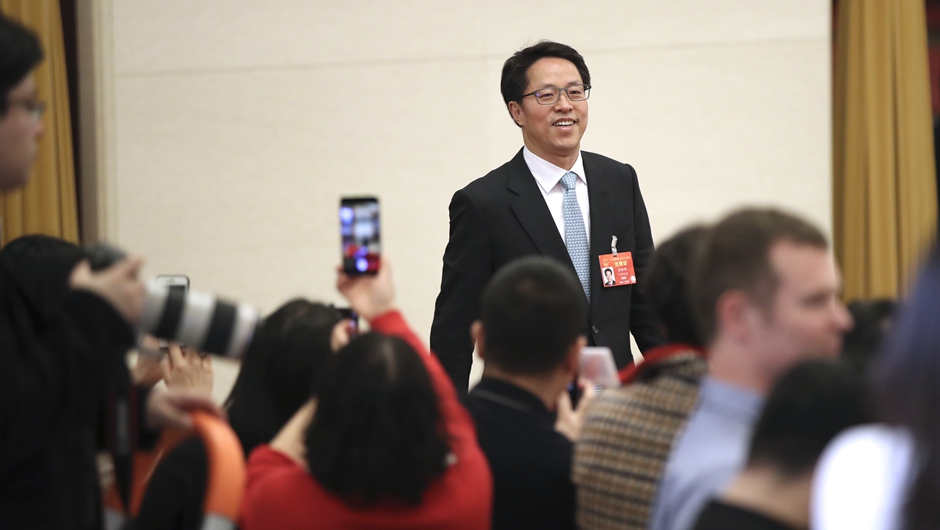 張曉明步入“部長(zhǎng)通道”，準(zhǔn)備接受采訪