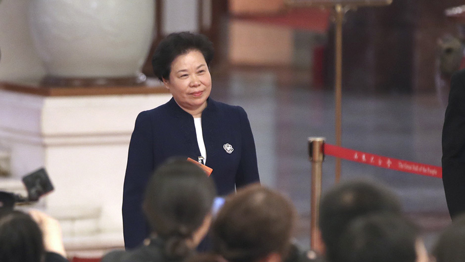 劉雅鳴步入“部長通道”，準備接受采訪