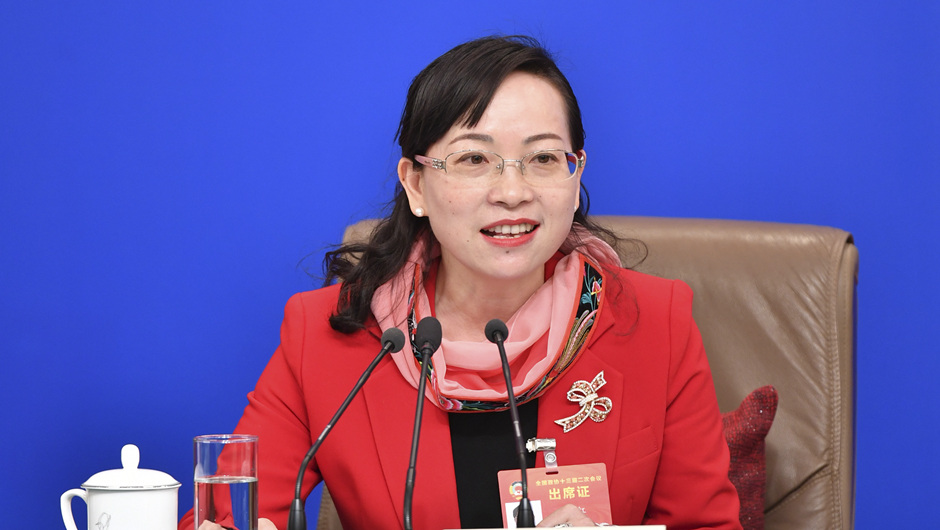 全國政協(xié)委員、湖南省湘西土家族苗族自治州政協(xié)副主席 石紅