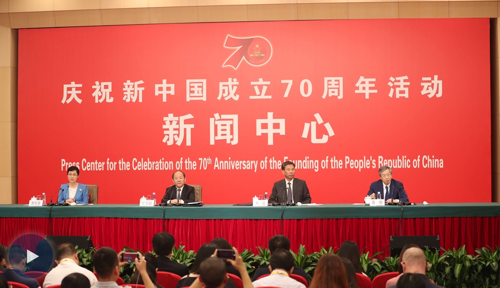 以新發(fā)展理念為引領，推進中國經(jīng)濟平穩(wěn)健康可持續(xù)發(fā)展