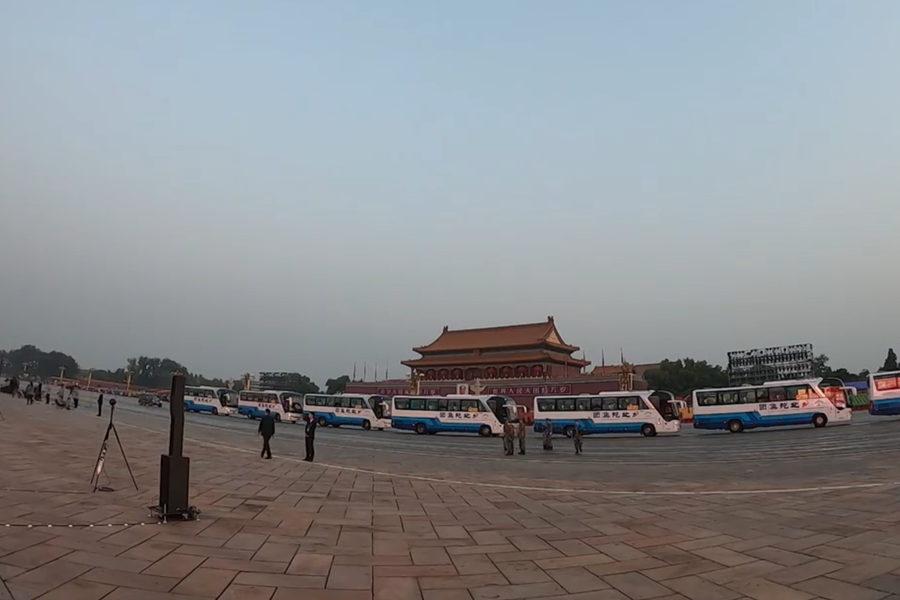 10月1日清晨的天安門城樓和長安街，燈火通明，正在準備慶祝大會的工作人員雖然緊張忙碌，但仍顯得井然有序