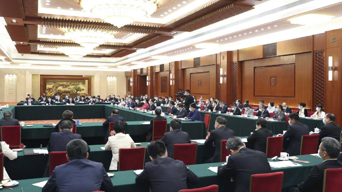 出席十三屆全國人大三次會議的代表團分組審議政府工作報告，來看審議現(xiàn)場