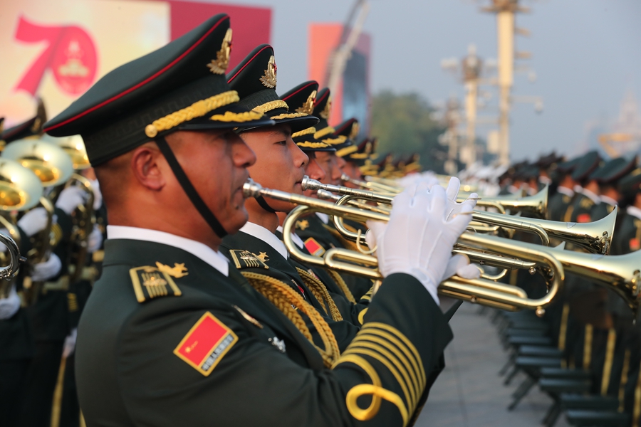 解放軍聯(lián)合軍樂團在廣場就位后進行準備工作和試奏。據(jù)了解，解放軍聯(lián)合軍樂團此次演奏是從開國大典至今歷次閱兵以來演奏曲目最多的一次，不少曲目是為此次閱兵量身打造的全新作品，此次也是歷次女演奏員最多的一次。