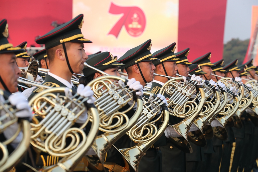 解放軍聯(lián)合軍樂團在廣場就位后進行準備工作和試奏。據(jù)了解，解放軍聯(lián)合軍樂團此次演奏是從開國大典至今歷次閱兵以來演奏曲目最多的一次，不少曲目是為此次閱兵量身打造的全新作品，此次也是歷次女演奏員最多的一次。