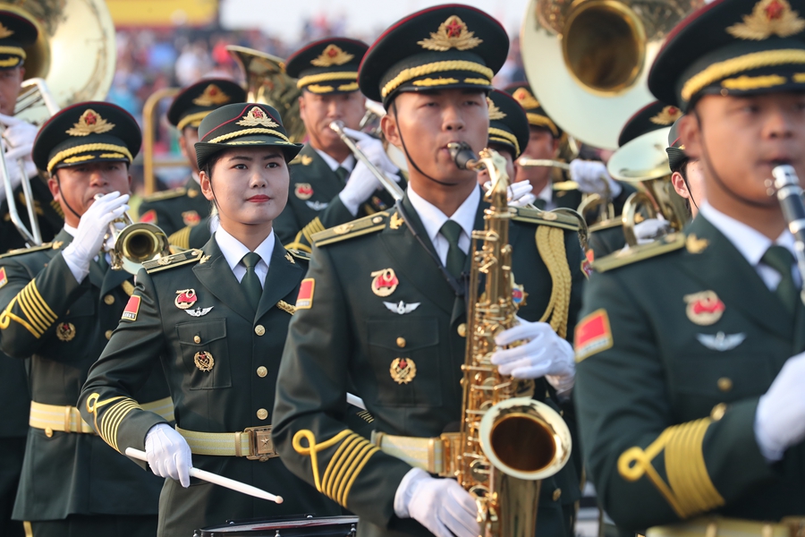 解放軍聯(lián)合軍樂團在廣場就位后進行準備工作和試奏。據(jù)了解，解放軍聯(lián)合軍樂團此次演奏是從開國大典至今歷次閱兵以來演奏曲目最多的一次，不少曲目是為此次閱兵量身打造的全新作品，此次也是歷次女演奏員最多的一次。