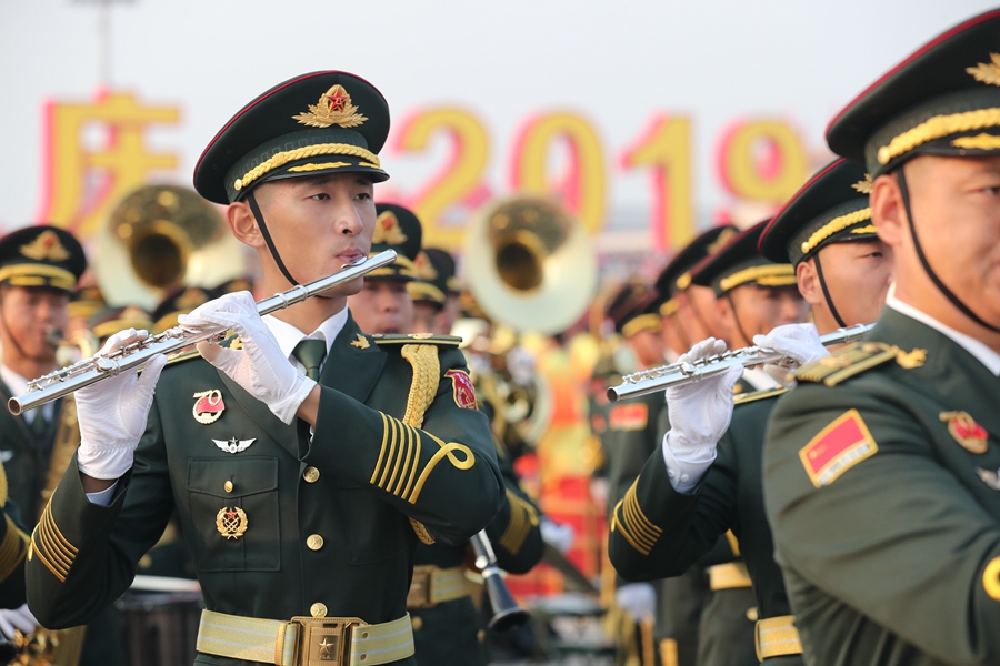 解放軍聯(lián)合軍樂團在廣場就位后進行準備工作和試奏。據(jù)了解，解放軍聯(lián)合軍樂團此次演奏是從開國大典至今歷次閱兵以來演奏曲目最多的一次，不少曲目是為此次閱兵量身打造的全新作品，此次也是歷次女演奏員最多的一次。