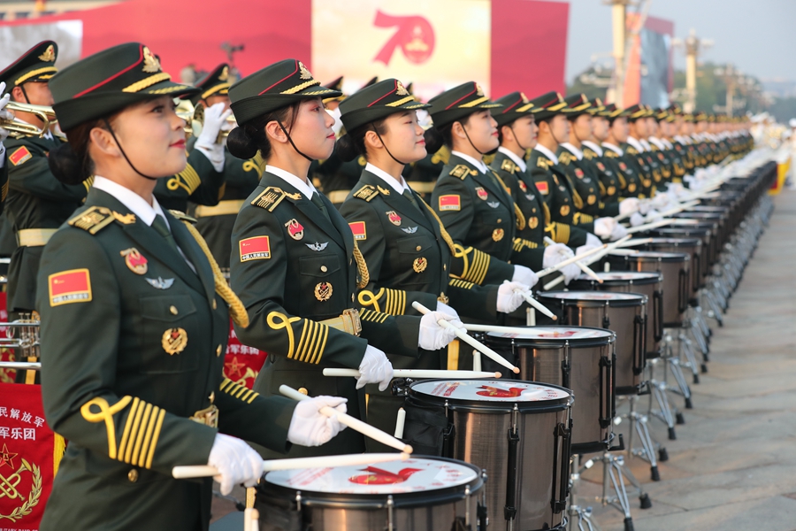 解放軍聯(lián)合軍樂團在廣場就位后進行準備工作和試奏。據(jù)了解，解放軍聯(lián)合軍樂團此次演奏是從開國大典至今歷次閱兵以來演奏曲目最多的一次，不少曲目是為此次閱兵量身打造的全新作品，此次也是歷次女演奏員最多的一次。