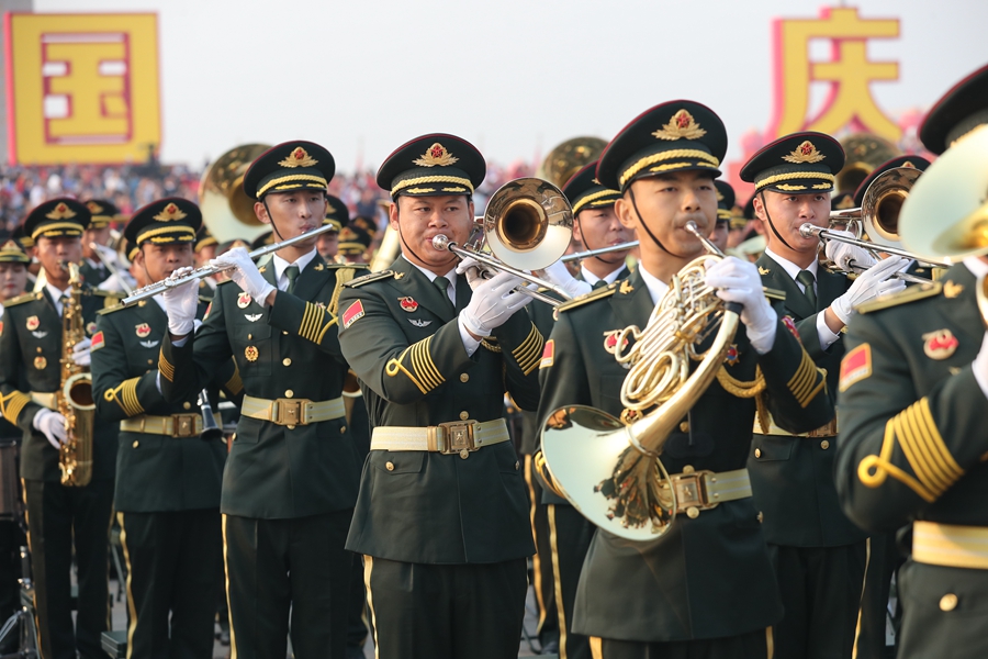 解放軍聯(lián)合軍樂團在廣場就位后進行準備工作和試奏。據(jù)了解，解放軍聯(lián)合軍樂團此次演奏是從開國大典至今歷次閱兵以來演奏曲目最多的一次，不少曲目是為此次閱兵量身打造的全新作品，此次也是歷次女演奏員最多的一次。