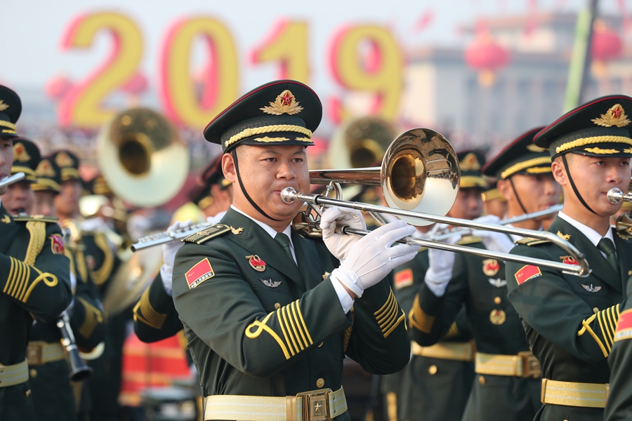 解放軍聯(lián)合軍樂團在廣場就位后進行準備工作和試奏。據(jù)了解，解放軍聯(lián)合軍樂團此次演奏是從開國大典至今歷次閱兵以來演奏曲目最多的一次，不少曲目是為此次閱兵量身打造的全新作品，此次也是歷次女演奏員最多的一次。