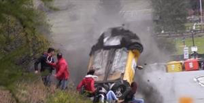 史上最幸運(yùn)撞車！圍觀群眾躲過(guò)一劫