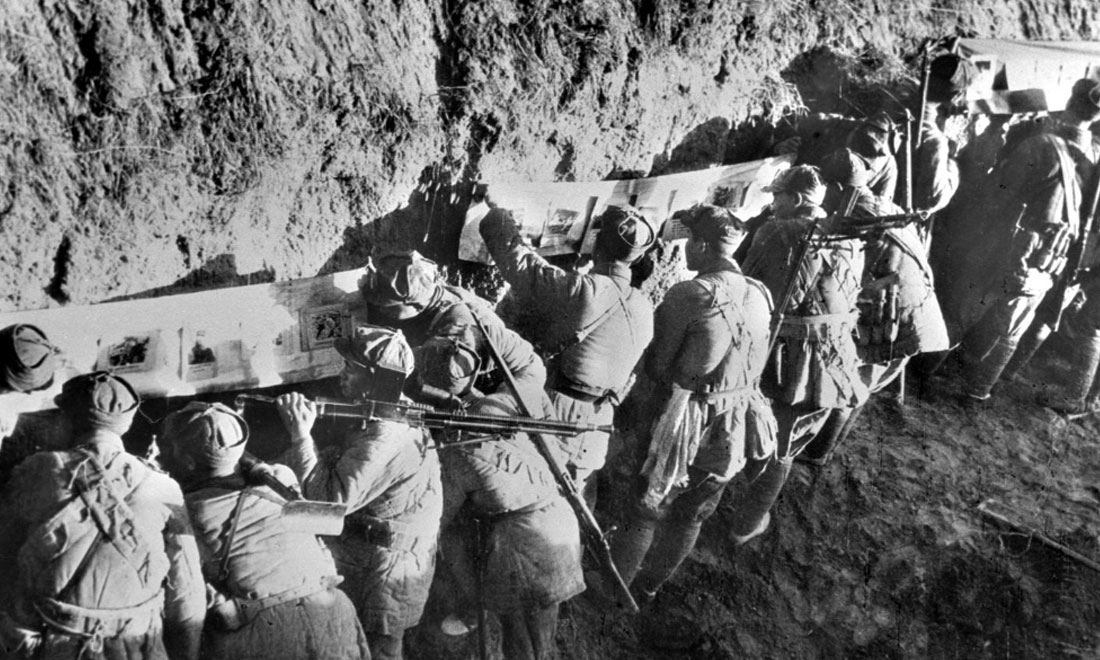 1948年冬，淮海戰(zhàn)役期間，雙堆集前沿陣地舉辦的戰(zhàn)地影展，深受解放軍戰(zhàn)士歡迎。新華社稿  袁克忠攝