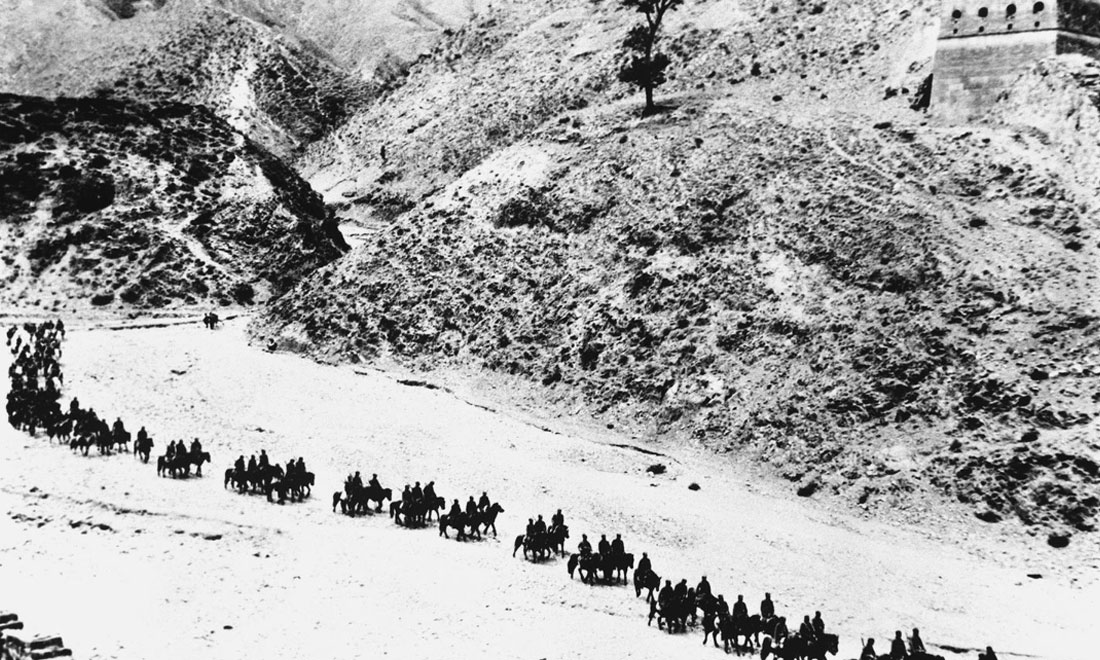 1937年11月太原失守后，八路軍向華北敵后挺進(jìn)，分兵發(fā)動(dòng)群眾，開展敵后游擊戰(zhàn)爭(zhēng)，創(chuàng)建敵后根據(jù)地。新華社稿　沙飛攝