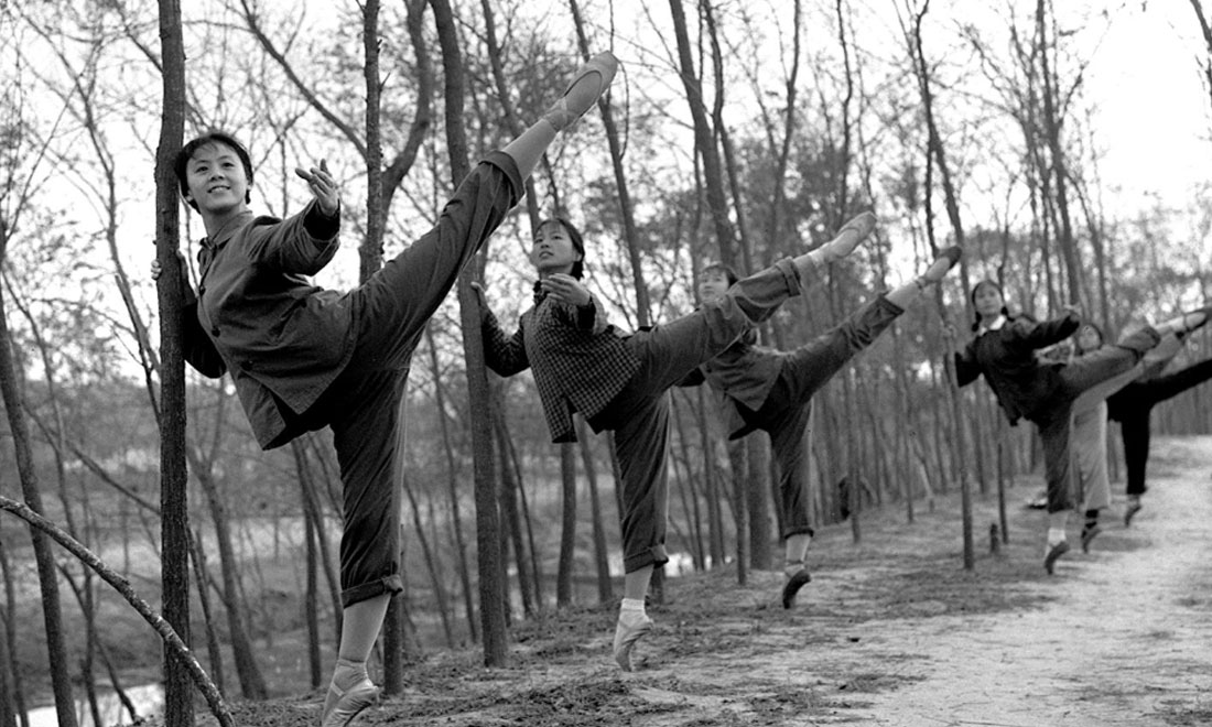 1972年秋，上海市舞蹈學(xué)?！栋酌穭〗M的演員們來(lái)到上海市金山縣金衛(wèi)公社參加勞動(dòng)鍛煉，在農(nóng)村也堅(jiān)持練功。新華社記者黃田寶攝