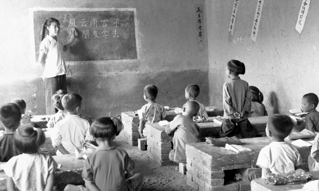 1964年夏，河北省壩縣煎茶鋪公社西煎大隊(duì)，一所耕讀小學(xué)的學(xué)生們?cè)谏险n。新華社記者梁一丁攝