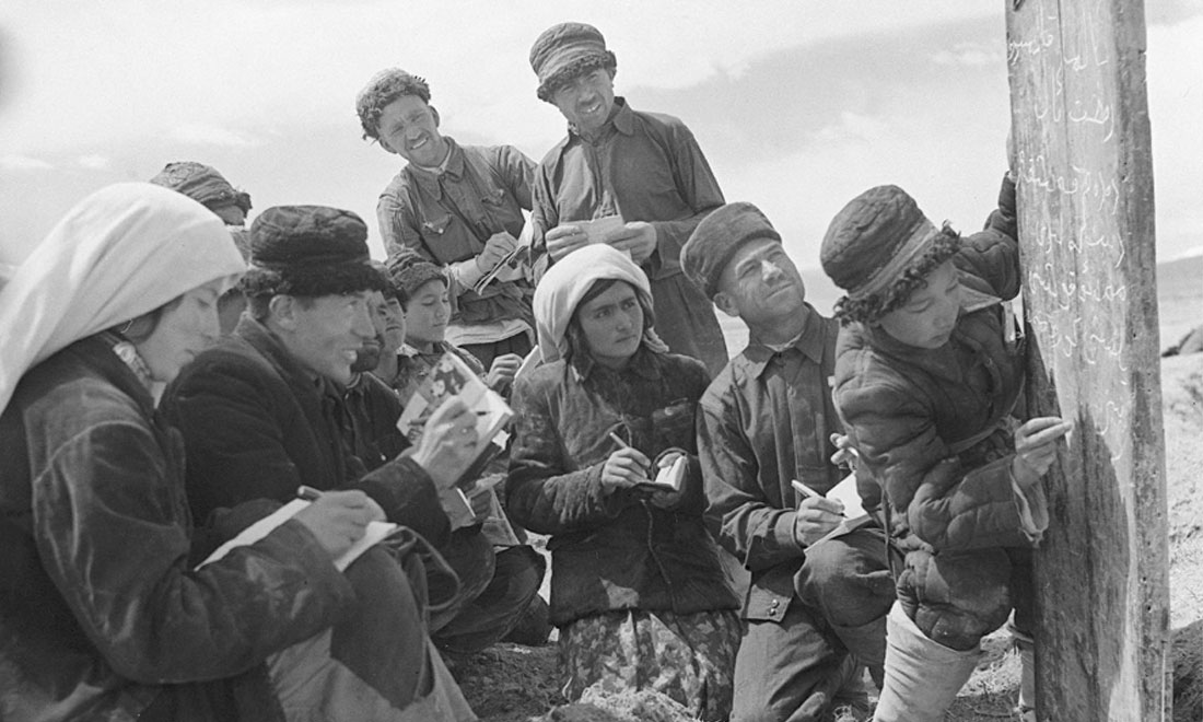 1960年6月，新疆慕士塔格峰下，大人們?cè)谛W(xué)生幫助下學(xué)習(xí)文化。新華社記者武純展攝