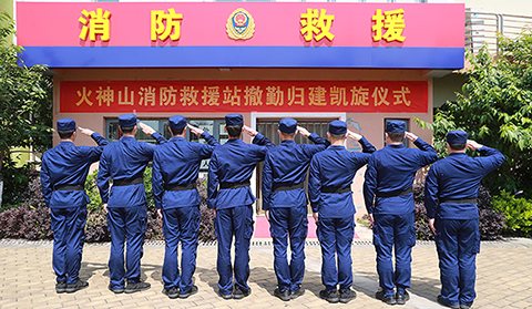 再見(jiàn)！駐守88天后“火焰藍(lán)”告別火神山
