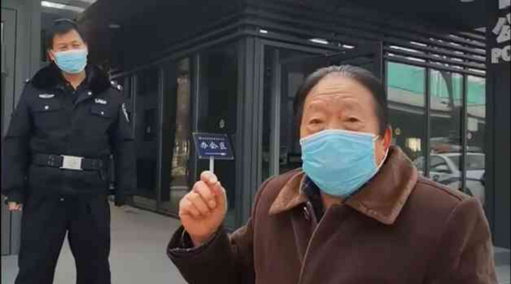社區(qū)封閉，76歲的他為什么要出來