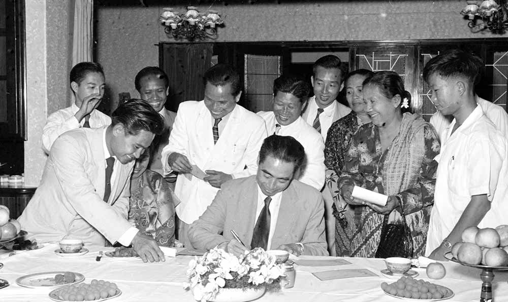 1955年4月25日，為迎接亞非會議而組織的萬隆人民委員會的代表請周恩來總理簽名留念。