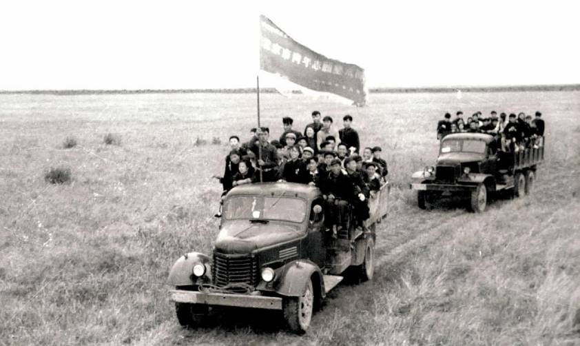 20世紀(jì)50年代初北京市64名青年組成志愿墾荒隊向黑龍江省蘿北縣荒原進(jìn)發(fā)。新華社稿