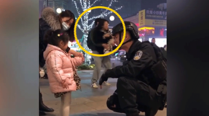 女子被特警圈粉蹲地拍照不想走，男友接下來(lái)的舉動(dòng)驚呆網(wǎng)友