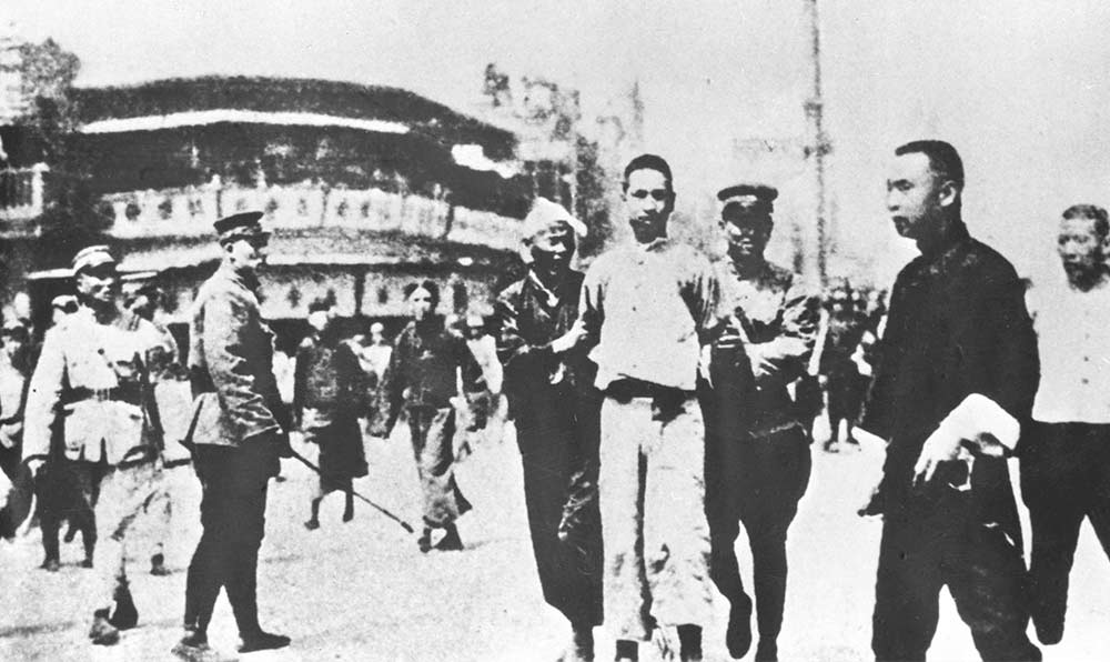 1927年4月12日 “四?一二”反革命政變，國民黨反動派捕殺大批共產(chǎn)黨員和工人、學(xué)生、群眾
