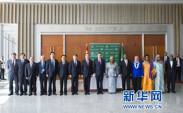 5月5日，中國國務(wù)院總理李克強(qiáng)在亞的斯亞貝巴非洲聯(lián)盟總部會見非盟委員會主席祖馬。這是會見后，李克強(qiáng)同祖馬參加集體合影。新華社記者王曄攝