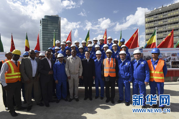 這是李克強(qiáng)同海爾馬里亞姆與施工人員合影留念。新華社記者 李學(xué)仁 攝