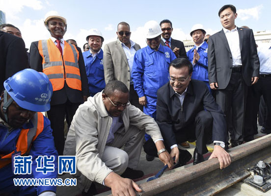 看到中埃雙方員工正在鋪軌作業(yè)，李克強(qiáng)同海爾馬里亞姆一起拿起扳手，擰緊螺絲。新華社記者 李學(xué)仁 攝